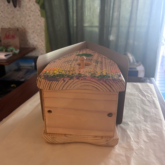 Charming Bed & Breakfast Birdhouse by M&M Designs. - Picture 4 of 7